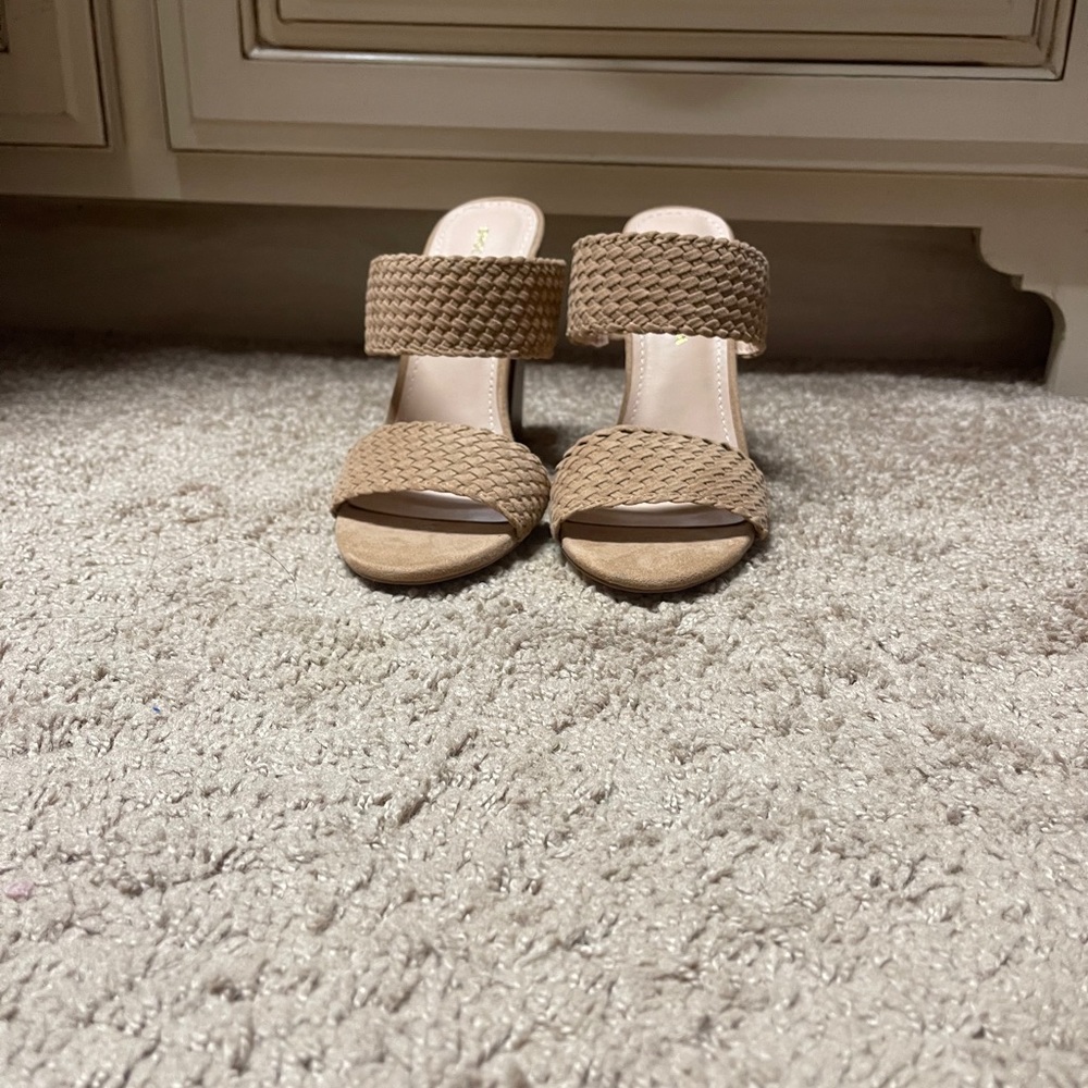 VICI exclusive nude heel